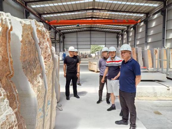建設工程學院赴彌勒云石石材開發公司開展校企合作交流，共探建筑材料技術開發